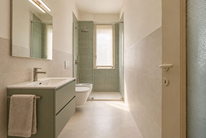 Bagno moderno con bidet sospeso